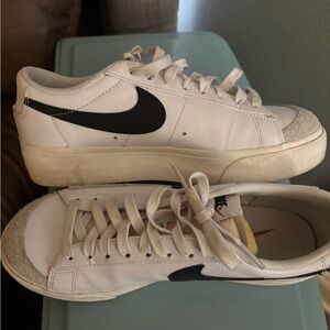 Nike White and Black Sneakers